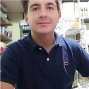 Soy una persona amable y carismática, me gusta explicar bien los temas y que toda duda sea resuelta, llevarme bien con la gente no me es difícil, más que un docente un amigo